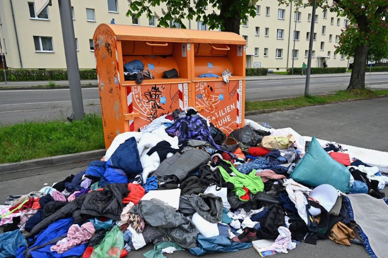 Detektei für Kommunen | Leipzig und bundesweit Illegal abgelegte Polstermöbel und Kissen auf unbefestigtem Boden.